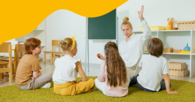 kuvassa päiväkotiryhmän lapsia ja aikuinen