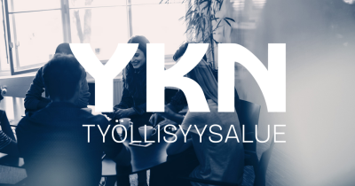 Kuvassa ihmisiä istumassa pöydän ympärillä