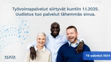Kuvassa kolme henkilöä seisovat ja hymyilevät