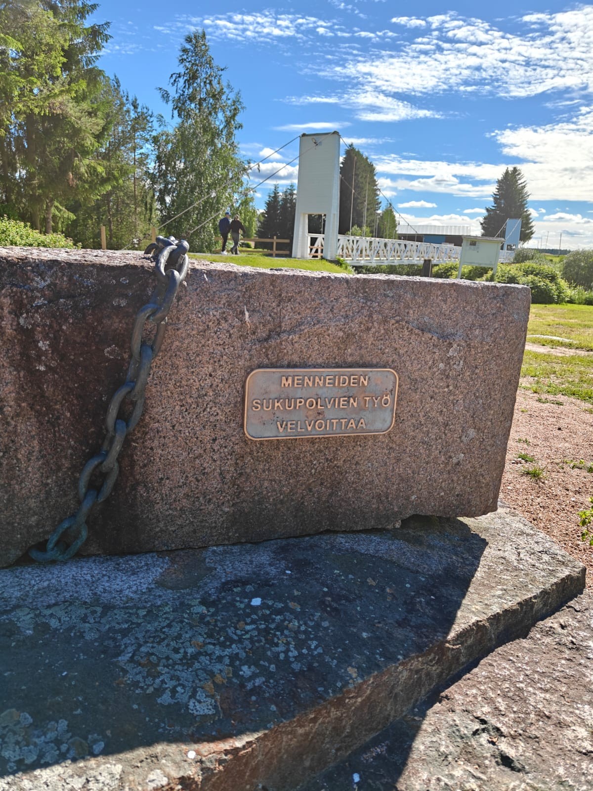 Kuvassa riippusilta