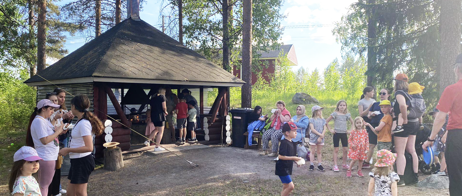 Kuvassa lapsiperheitä ulkoilemassa kodalla