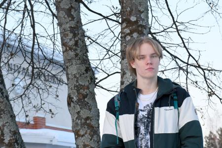 Kuvassa Valde Sikala seisoo Nivalan lukion edessä